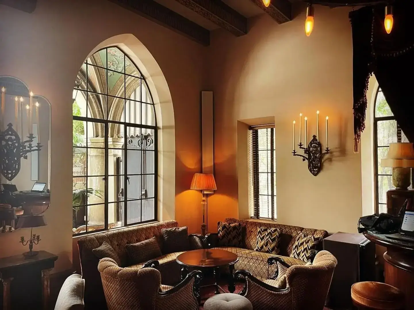 Chateau Marmont 飯店休息座位區音響系統實景